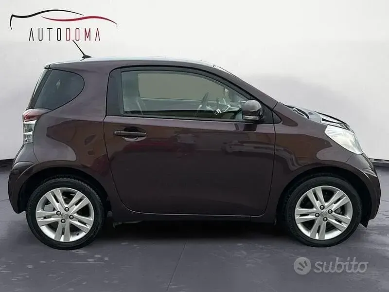 Usata Toyota iQ Style 98 CV (72 kW) 2013 Rosso Utilitaria