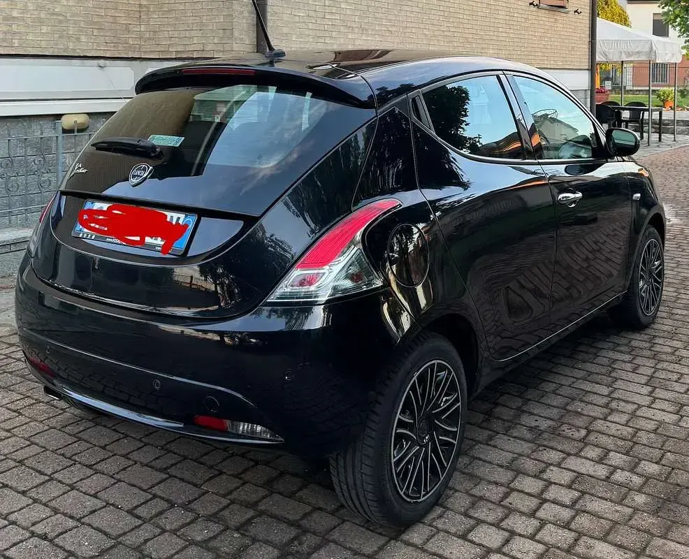 Usata Lancia Ypsilon 102 CV (75 kW) 2020 Nero Utilitaria