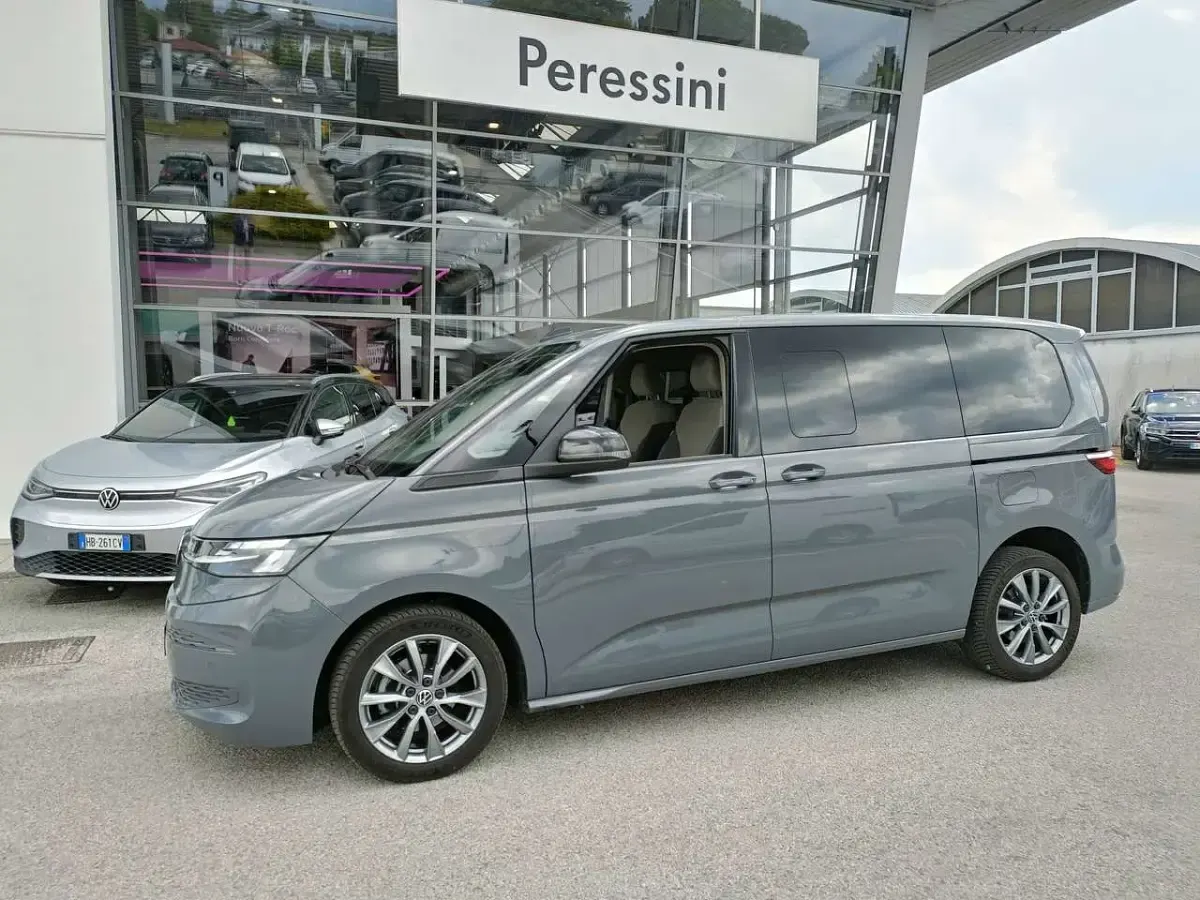 Usata VW Multivan Life 150 CV (110 kW) 2023 Grigio puro Monovolume