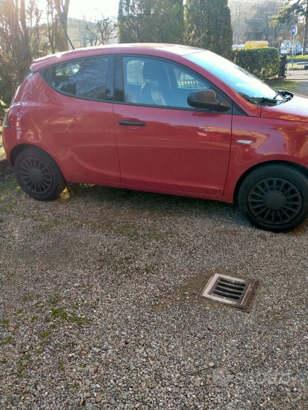 Usata Lancia Ypsilon 70 CV (51 kW) 2024 Rosso Utilitaria