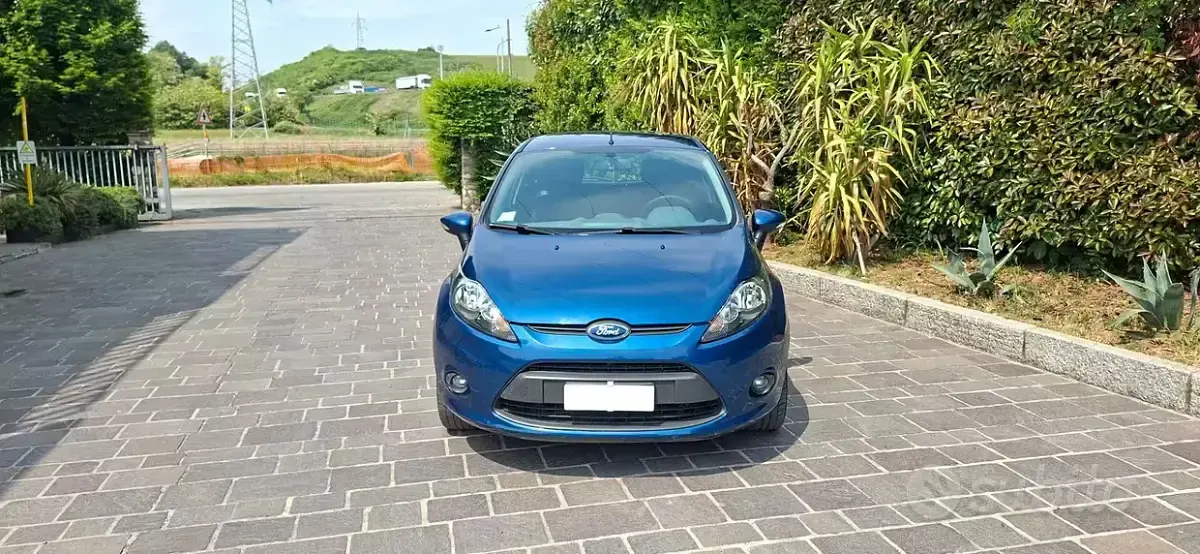 Usata Ford Fiesta 92 CV (67 kW) 2010 Blu Berlina