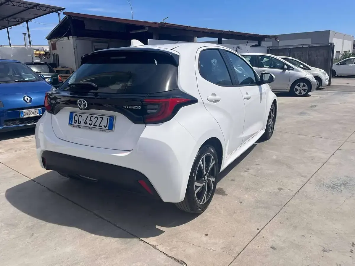 Usata Toyota Yaris Hybrid Trend 92 CV (67 kW) 2021 Bianco Berlina