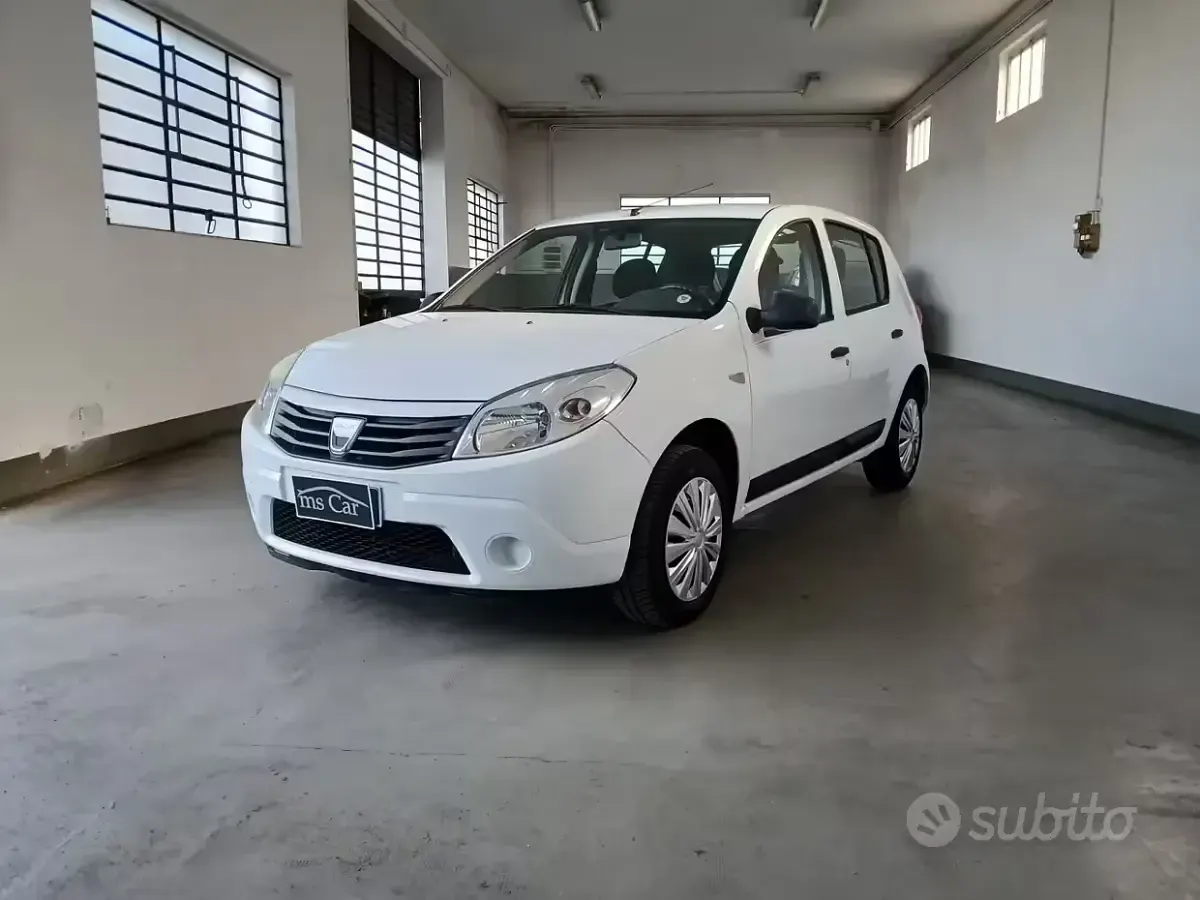 Usata Dacia Sandero Ambiance 72 CV (52 kW) 2010 Bianco Berlina
