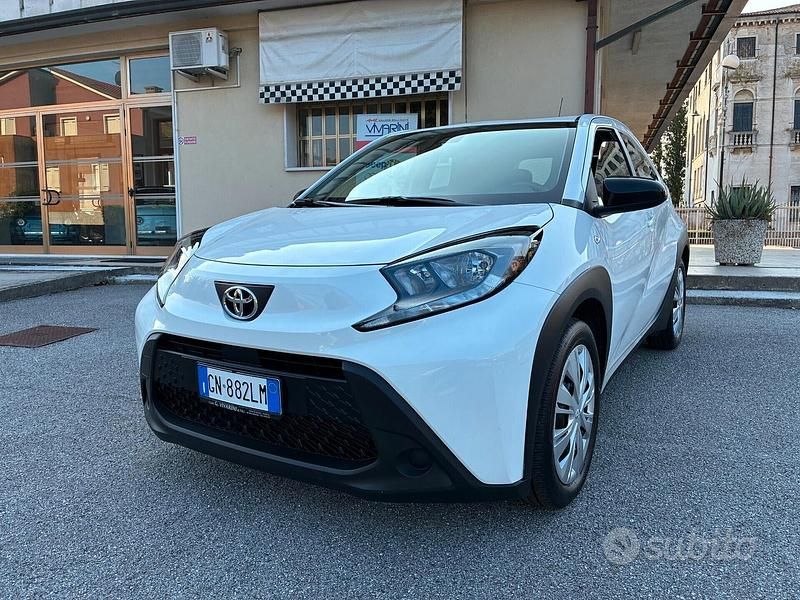 Bianco Usata 2023 Toyota Aygo X Active SUV | 13.490 € (Buon prezzo) - Immagine 1/4