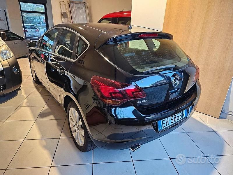 Usata Opel Astra Cosmo 140 CV (102 kW) 2011 Nero Berlina