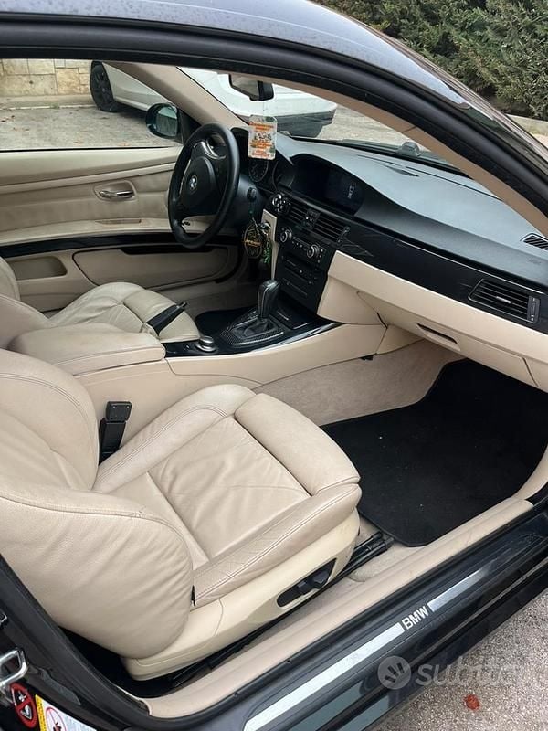 Usata BMW 330 Efficient Dynamics 300 CV (220 kW) 2007 Nero Coupé