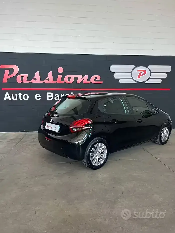 Usata Peugeot 208 82 CV (60 kW) 2017 Nero Utilitaria