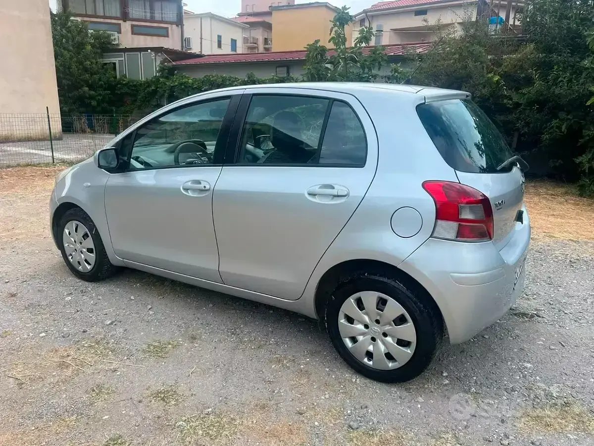 Usata Toyota Yaris 90 CV (66 kW) 2010 Grigio Utilitaria