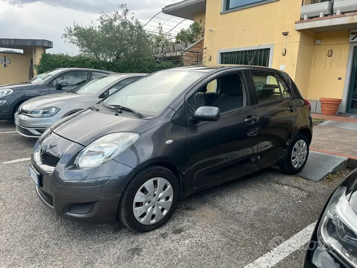 Usata Toyota Yaris Sol 101 CV (74 kW) 2009 Grigio Utilitaria