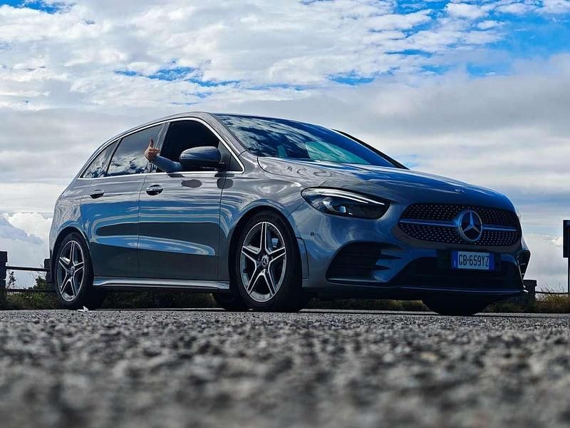 Usata Mercedes B180 Premium 116 CV (85 kW) 2020 Grigio Monovolume