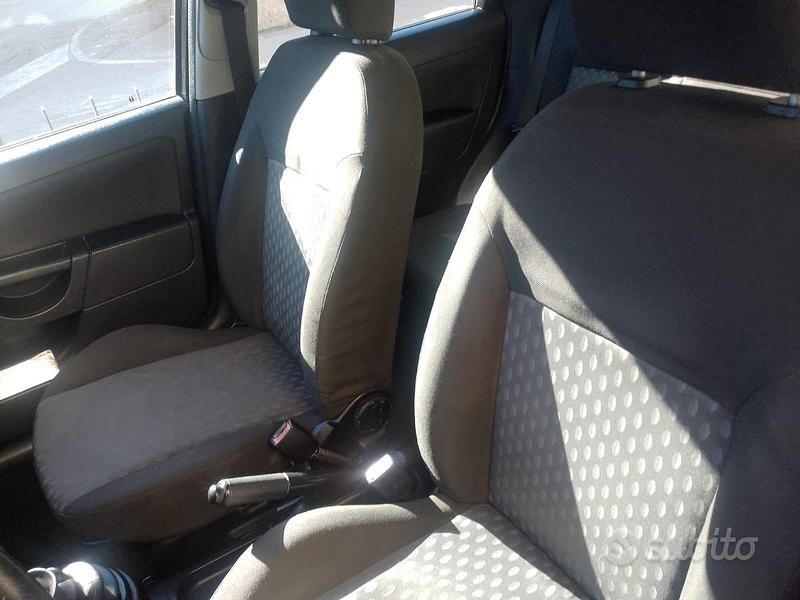 Usata Ford Fiesta 73 CV (53 kW) 2005 Nero Utilitaria