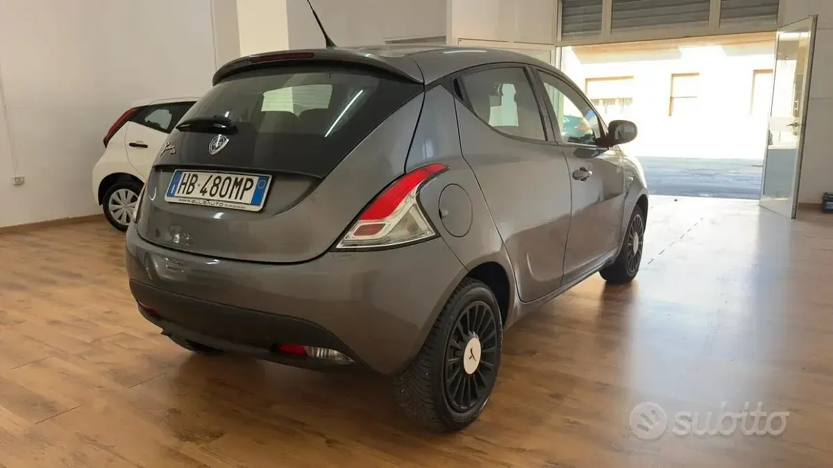 Usata Lancia Ypsilon 69 CV (50 kW) 2014 Grigio Utilitaria