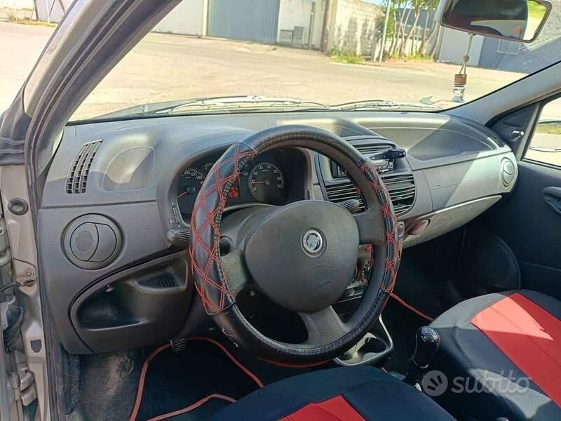Usata Fiat Punto 69 CV (50 kW) 2005 Grigio Utilitaria