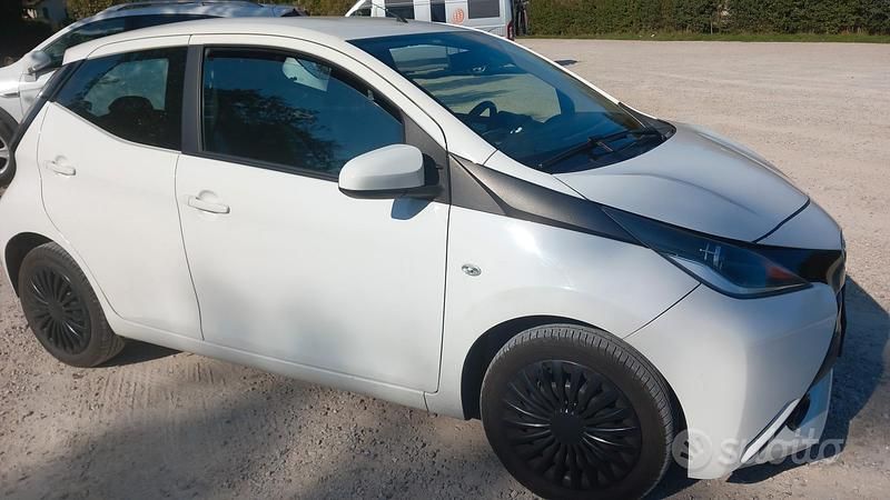 Usata Toyota Aygo 69 CV (50 kW) 2015 Bianco Utilitaria
