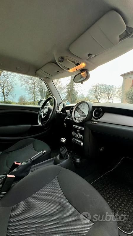 Begagnad Mini ONE 75 HK (55 kW) 2009 Svart Halvkombi