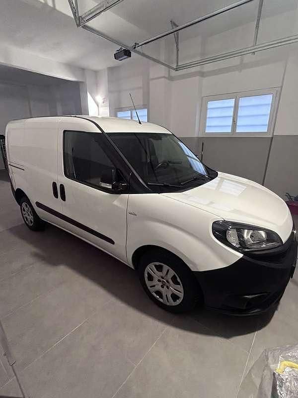 Usata Fiat Doblò 90 CV (66 kW) 2022 Bianco Monovolume