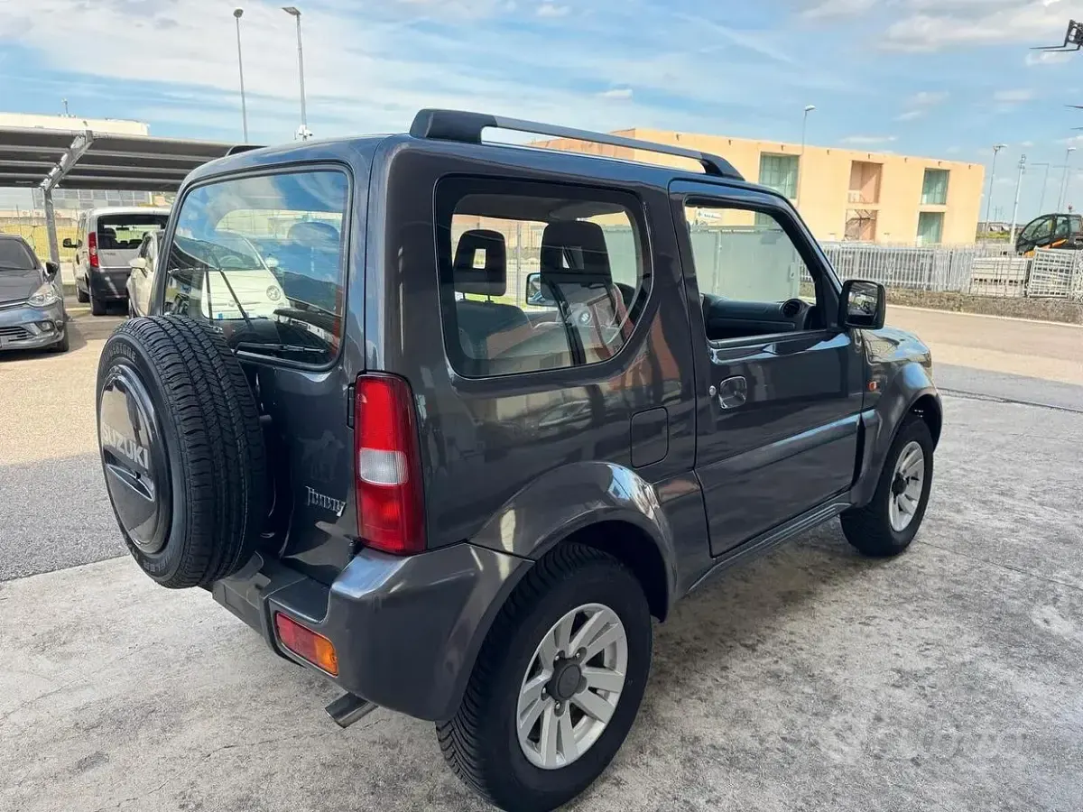 Usata Suzuki Jimny 86 CV (63 kW) 2011 Grigio SUV
