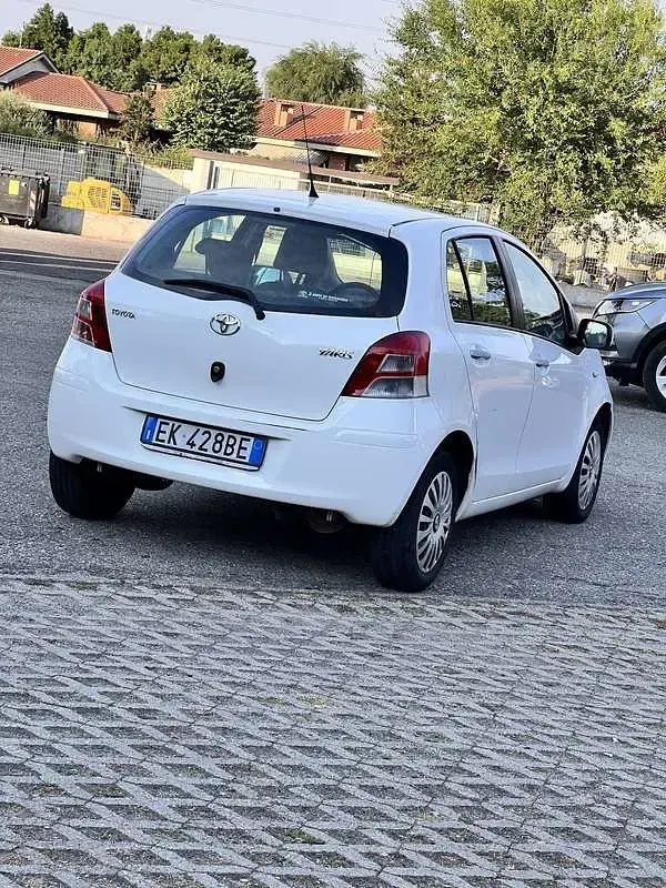 Usata Toyota Yaris Cool 101 CV (74 kW) 2011 Utilitaria