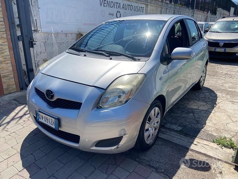 Usata Toyota Yaris Sol 100 CV (73 kW) 2009 Grigio Berlina