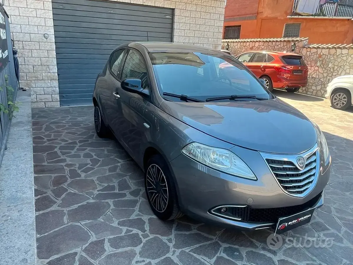 Usata Lancia Ypsilon Platinum 69 CV (50 kW) 2014 Grigio Utilitaria