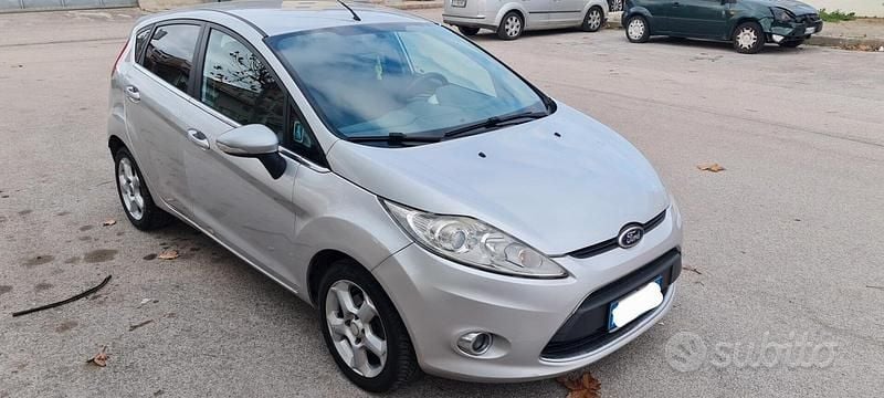 Usata Ford Fiesta 70 CV (51 kW) 2013 Grigio Utilitaria