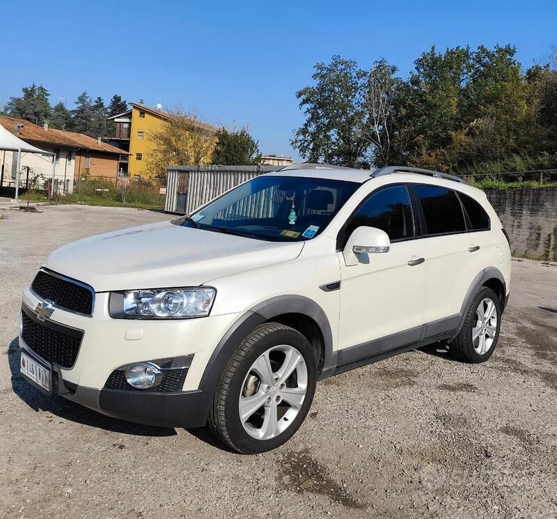 Bianco Usata 2011 Chevrolet Captiva LTZ SUV | 9900 € (Molto cara) - Immagine 1/4
