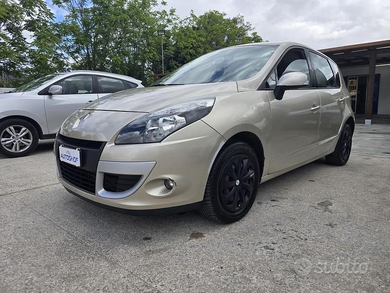 Beige Usata 2010 Renault Scénic III Dynamique Monovolume | 5900 € (Molto cara) - Immagine 1/4