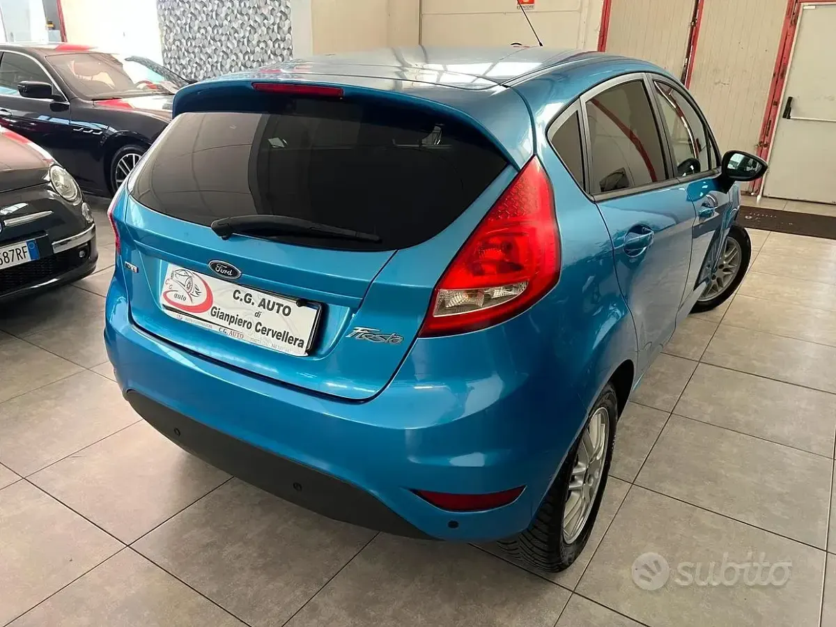 Usata Ford Fiesta Titanium 68 CV (50 kW) 2010 Bluazzurro Berlina