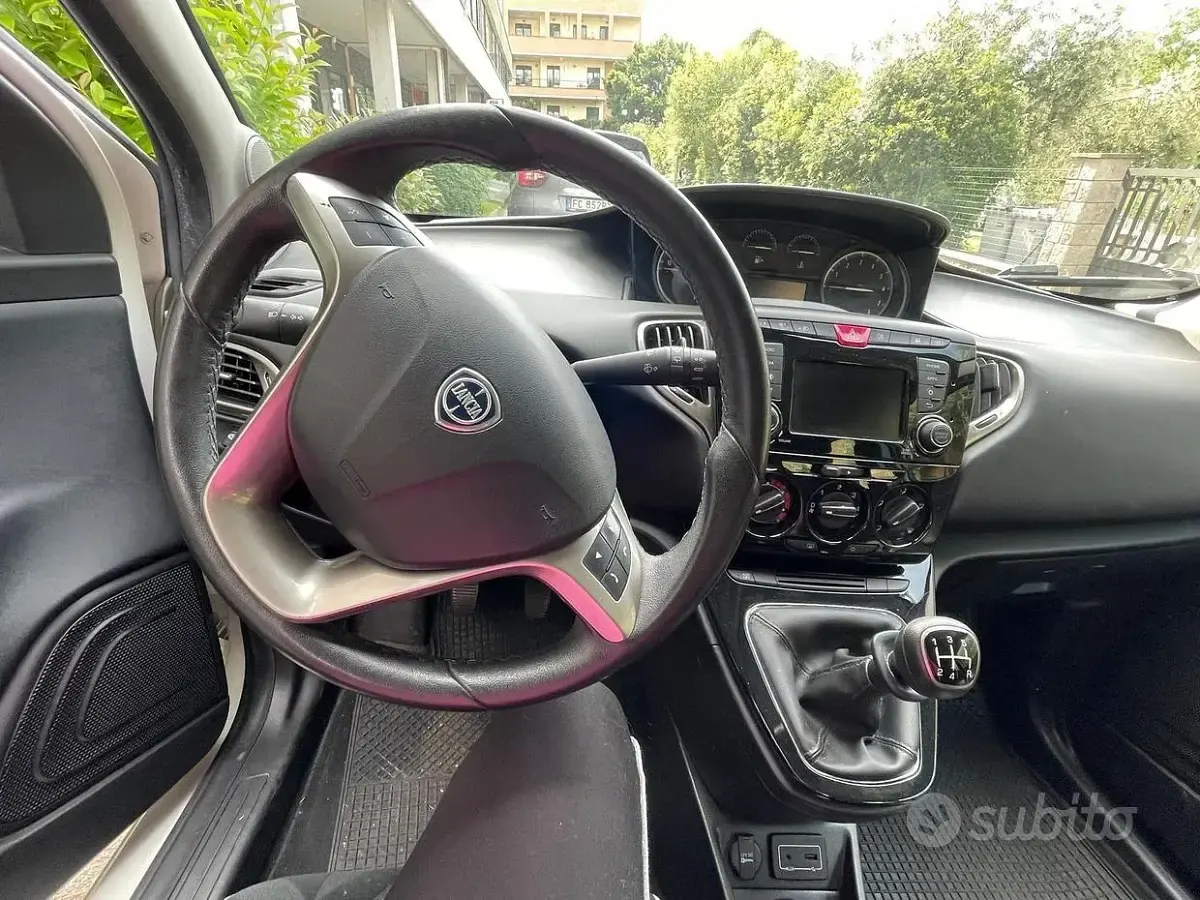Usata Lancia Ypsilon 69 CV (50 kW) 2016 Bianco Utilitaria