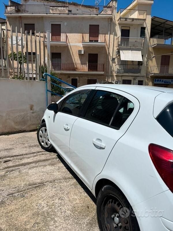 Usata Opel Corsa 85 CV (62 kW) 2012 Bianco Berlina