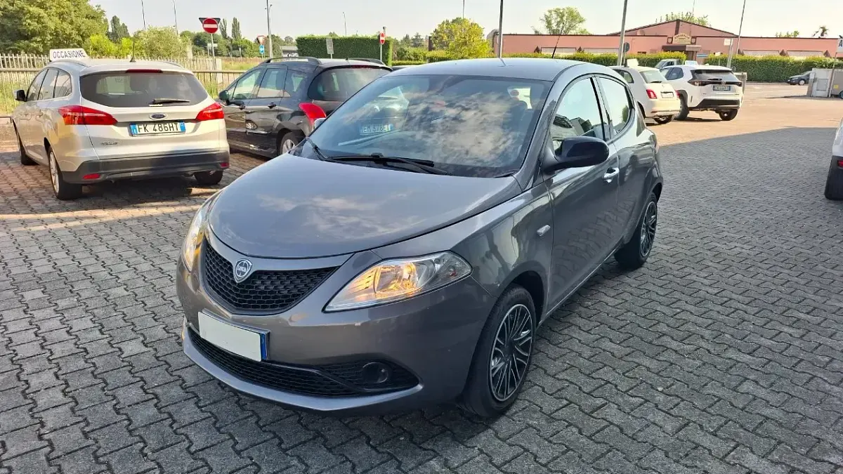 Usata Lancia Ypsilon 69 CV (50 kW) 2019 Grigio