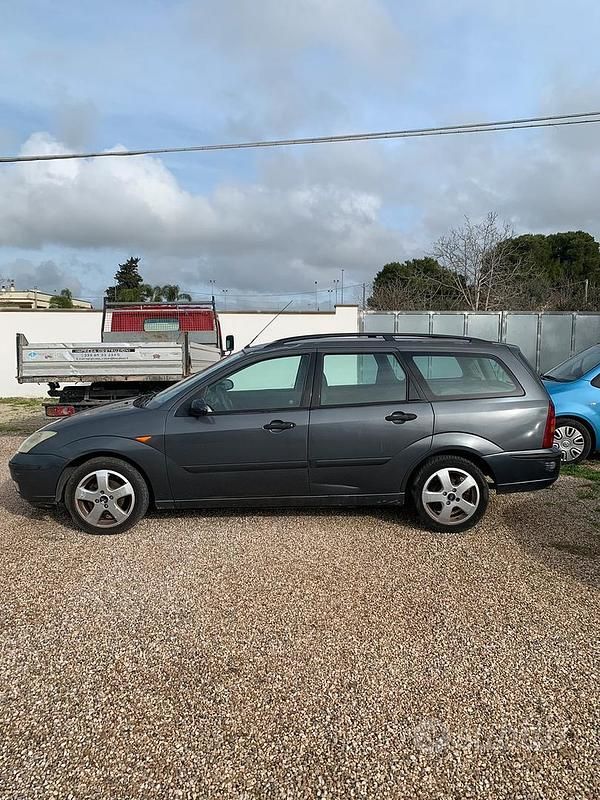 Usata Ford Focus 116 CV (85 kW) 2001 Grigio Station wagon