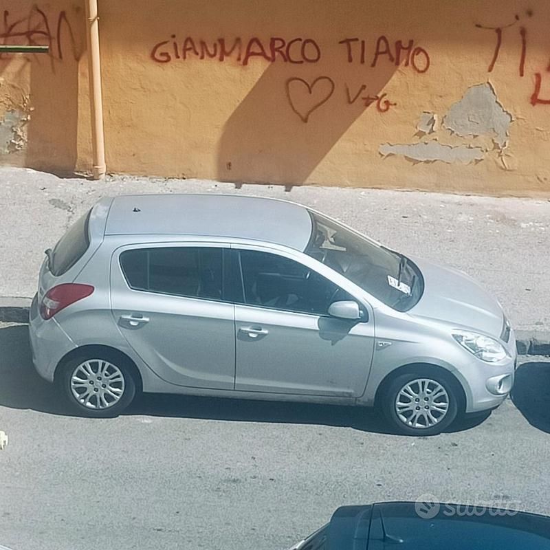 Grigio Usata 2010 Hyundai i20 Tre volumi | 2400 € (Ottimo prezzo) - Immagine 1/3