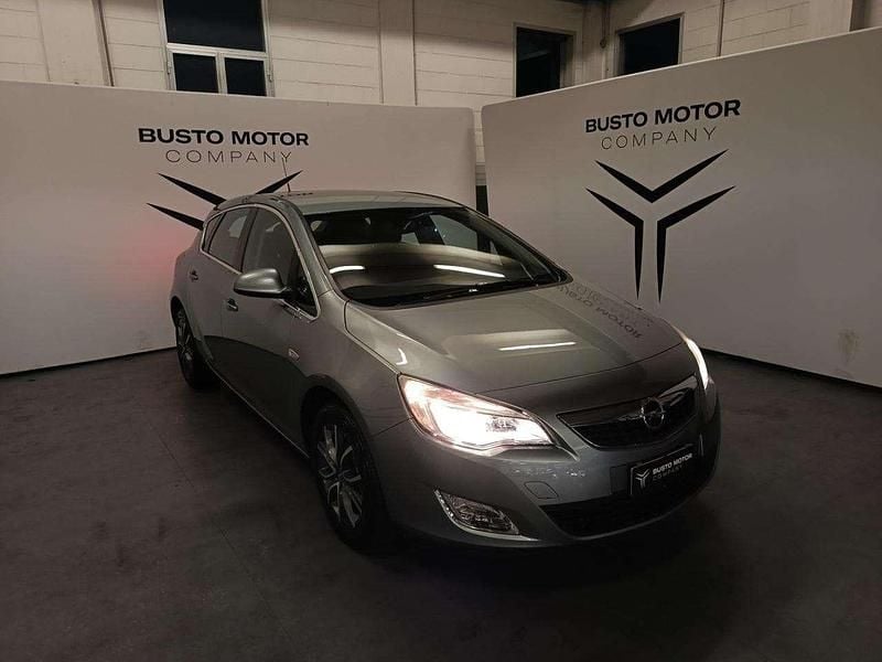 Usata Opel Astra Cosmo 140 CV (102 kW) 2012 Grigio / pastello Berlina