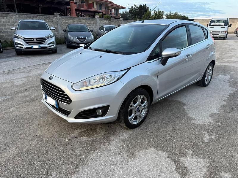 Grigio Usata 2015 Ford Fiesta Titanium Tre volumi | 7700 € (Buon prezzo) - Immagine 1/4