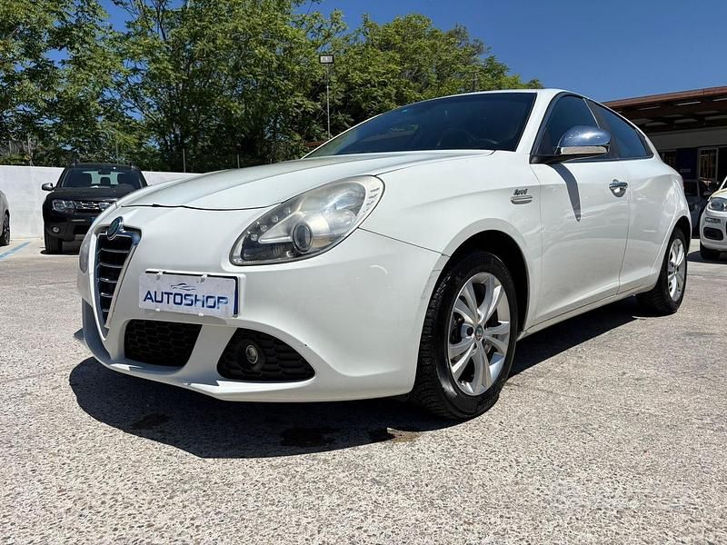 Bianco Usata 2011 Alfa Romeo Giulietta Distinctive Tre volumi | 7800 € (Cara) - Immagine 1/4