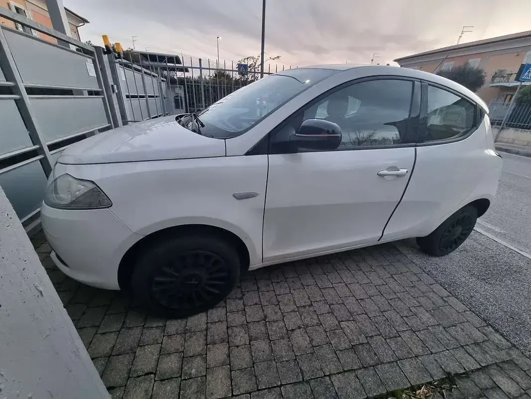 Usata Lancia Ypsilon 85 CV (62 kW) 2013 Bianco Utilitaria