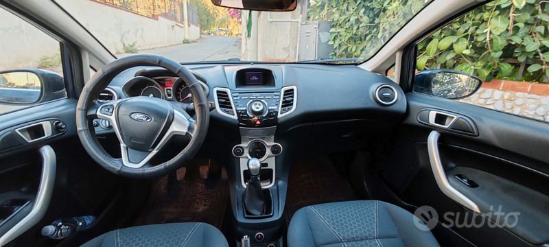 Usata Ford Fiesta 97 CV (71 kW) 2012 Blu Utilitaria