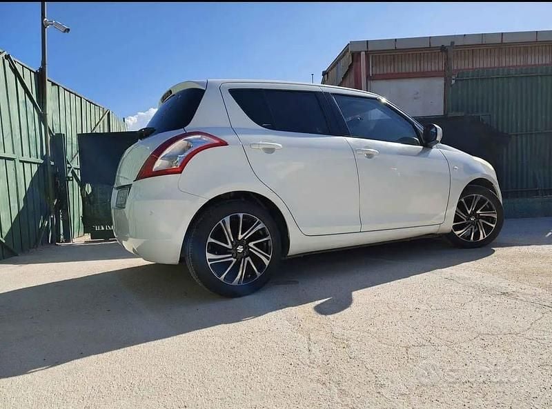 Begagnad Suzuki Swift 94 HK (69 kW) 2011 Vit Halvkombi