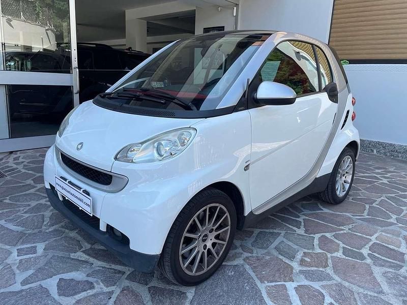 Bianco Usata 2010 Smart ForTwo Coupé Passion Due volumi | 5300 € (Buon prezzo) - Immagine 1/4