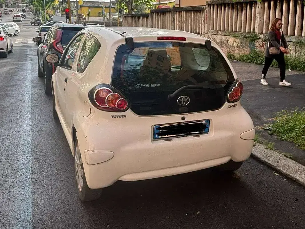 Usado Toyota Aygo 68 HP (50 kW) 2011 Branco Citadino