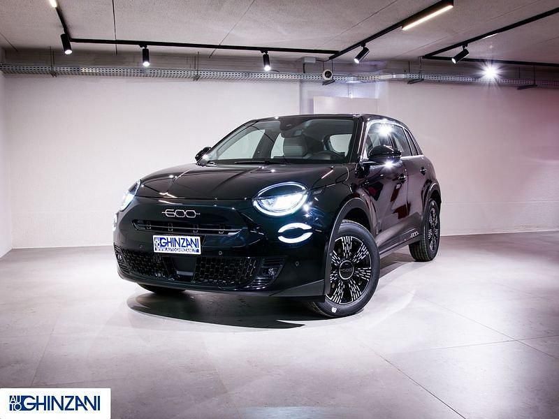 Uusi Fiat 600 Pop 101 HP (74 kW) 2026 Musta Katumaasturi