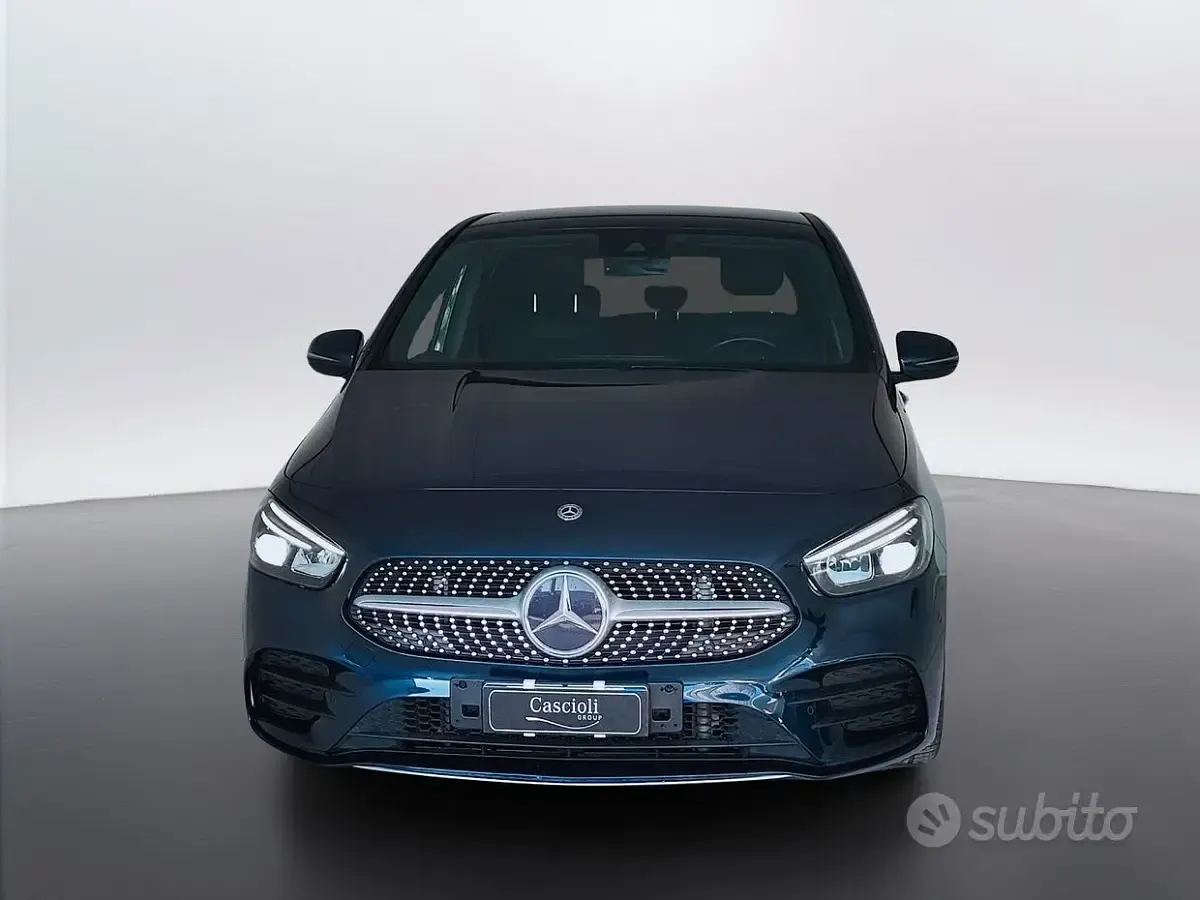 Usata Mercedes B180 Premium 116 CV (85 kW) 2020 Blu Utilitaria