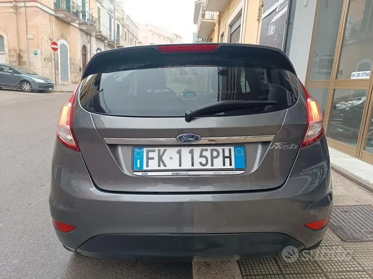Usata Ford Fiesta Titanium 75 CV (55 kW) 2017 Grigio Utilitaria