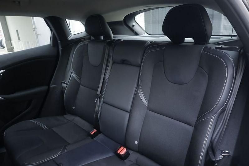 Gebraucht Volvo V40 Momentum 115 PS (84 kW) 2015 Schwarz Kleinwagen