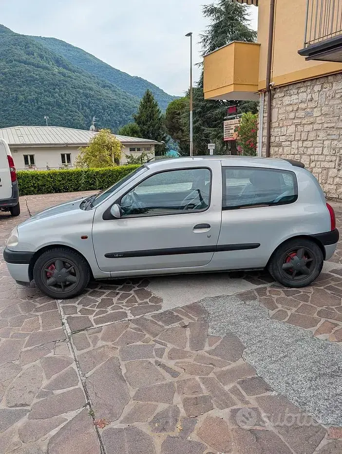 Usata Renault Clio 107 CV (78 kW) 2000 Grigio Berlina