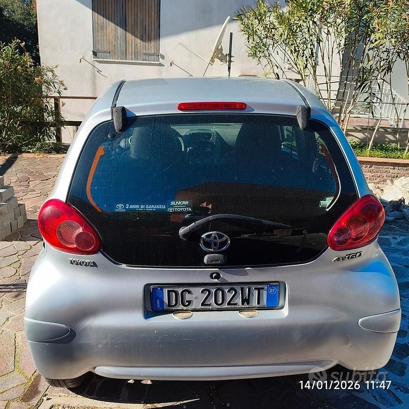 Usata Toyota Aygo 68 CV (50 kW) 2006 Grigio Utilitaria