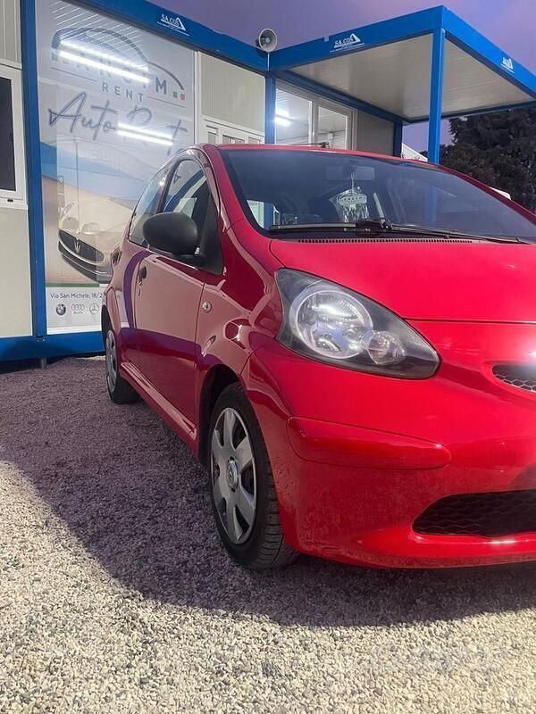 Rosso Usata 2009 Toyota Aygo Sol Due volumi | 4590 € (Buon prezzo) - Immagine 1/4