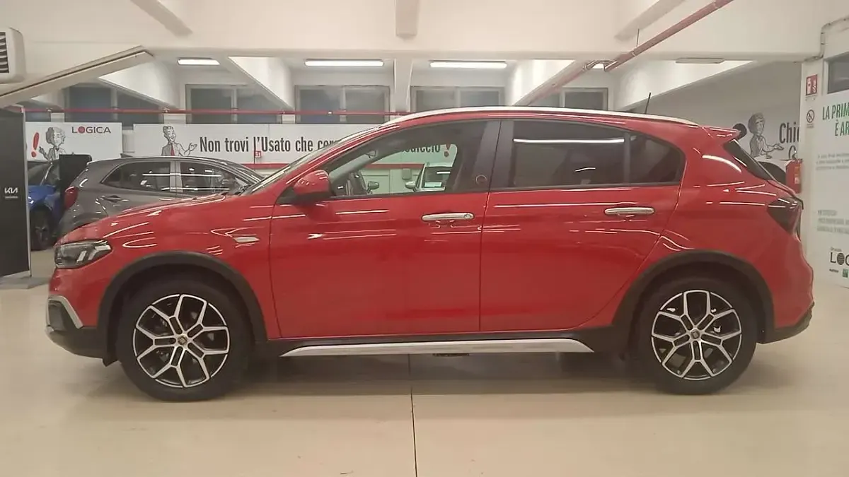 Usata Fiat Tipo Cross 101 CV (74 kW) 2022 Rosso Berlina