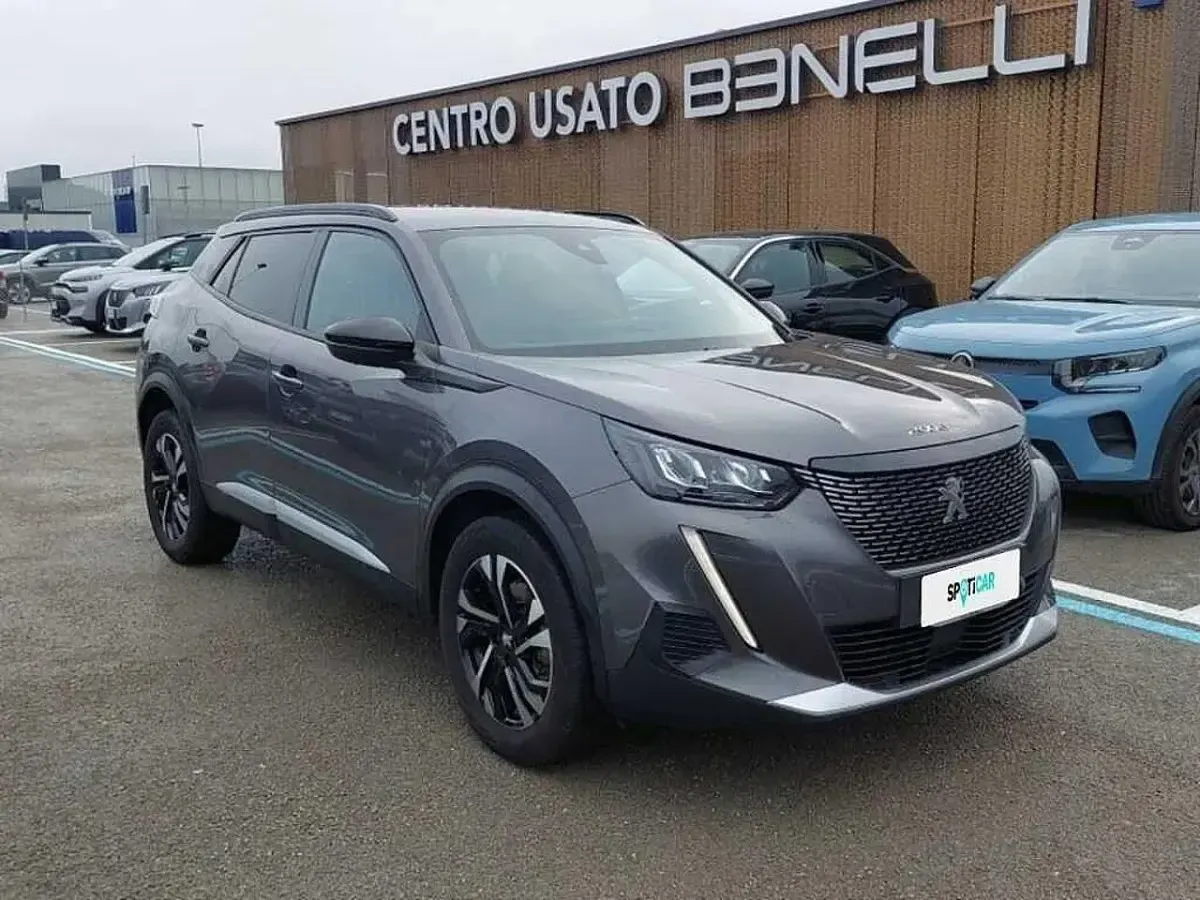 Usata Peugeot 2008 Allure 131 CV (96 kW) 2023 Grigio platinum SUV